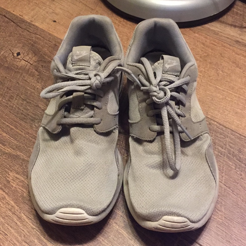 gray nike sneakers - Picture 4 of 4